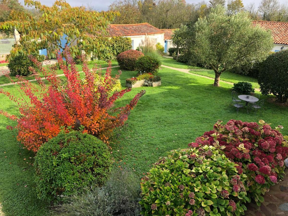 L'Enclos Bleu, Gite - Marais Poitevin Avec Piscine Chauffee Chaille-Les-Marais Ngoại thất bức ảnh
