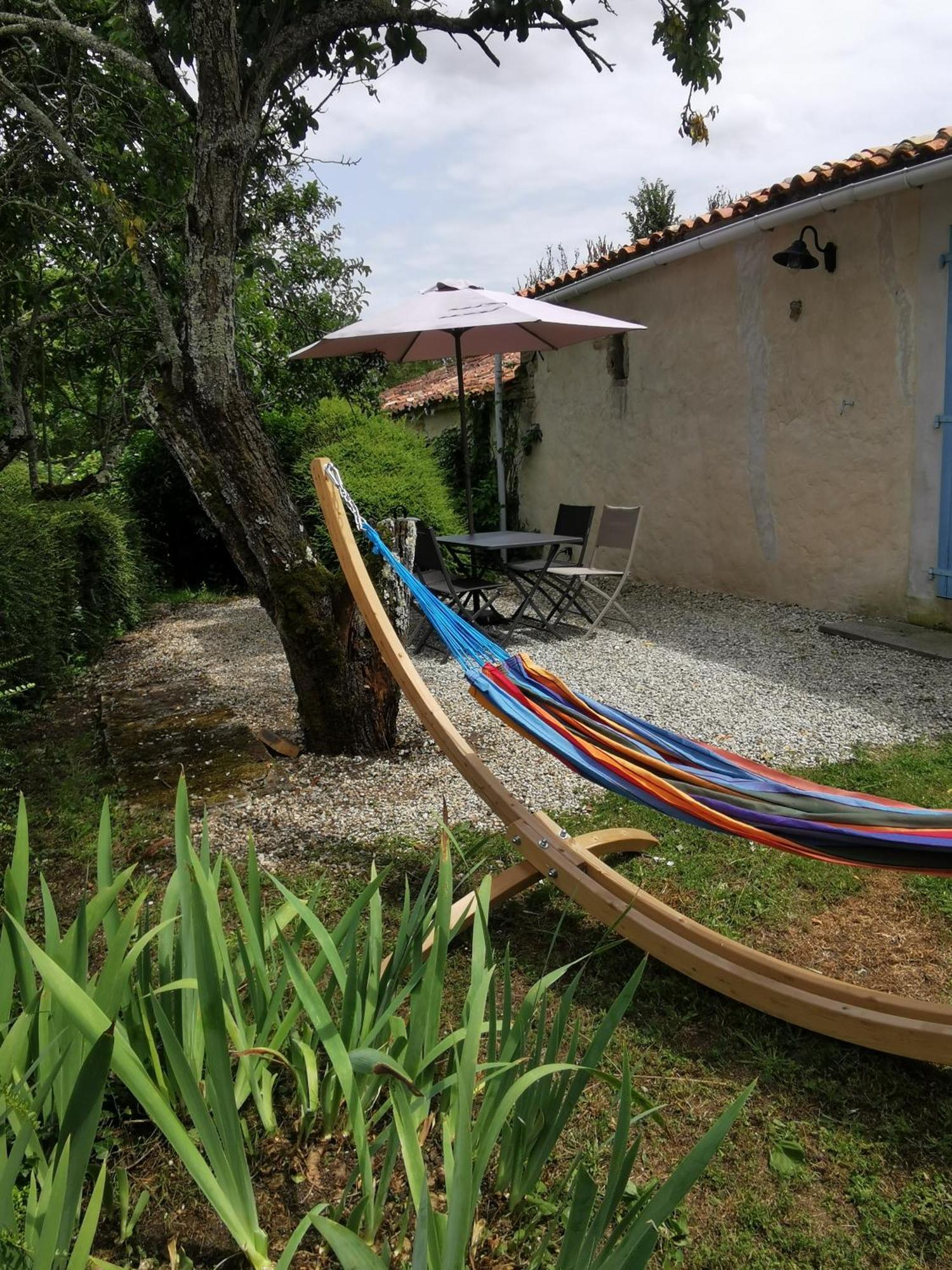 L'Enclos Bleu, Gite - Marais Poitevin Avec Piscine Chauffee Chaille-Les-Marais Ngoại thất bức ảnh