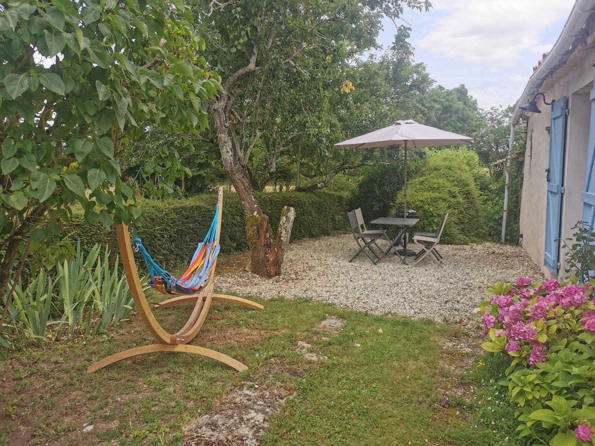L'Enclos Bleu, Gite - Marais Poitevin Avec Piscine Chauffee Chaille-Les-Marais Ngoại thất bức ảnh