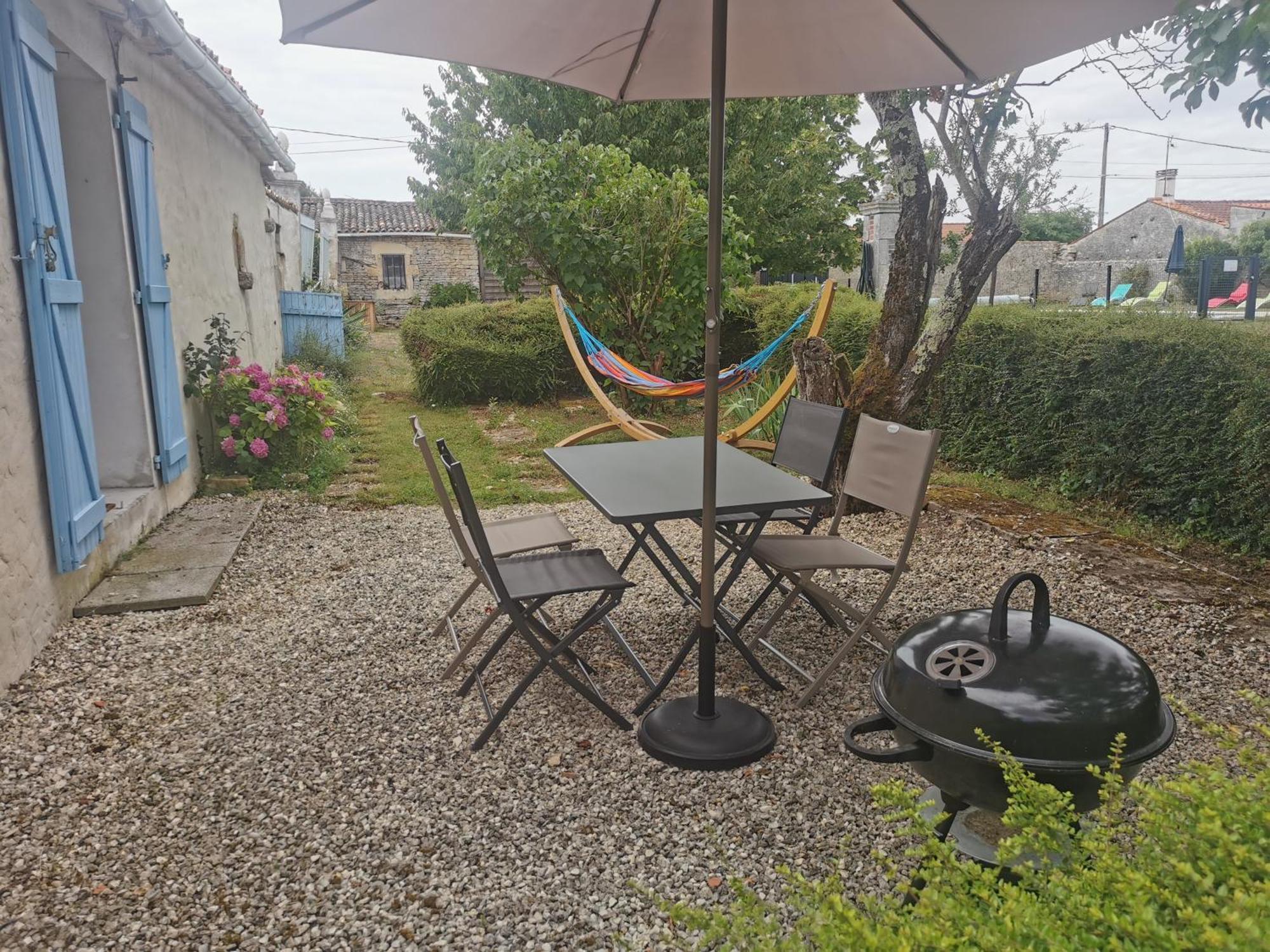 L'Enclos Bleu, Gite - Marais Poitevin Avec Piscine Chauffee Chaille-Les-Marais Ngoại thất bức ảnh