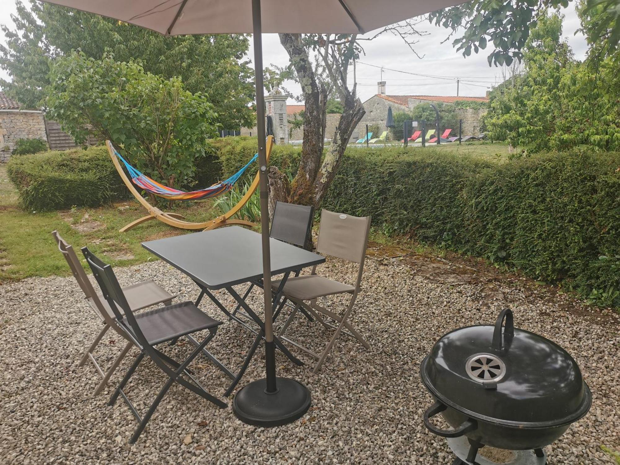 L'Enclos Bleu, Gite - Marais Poitevin Avec Piscine Chauffee Chaille-Les-Marais Ngoại thất bức ảnh
