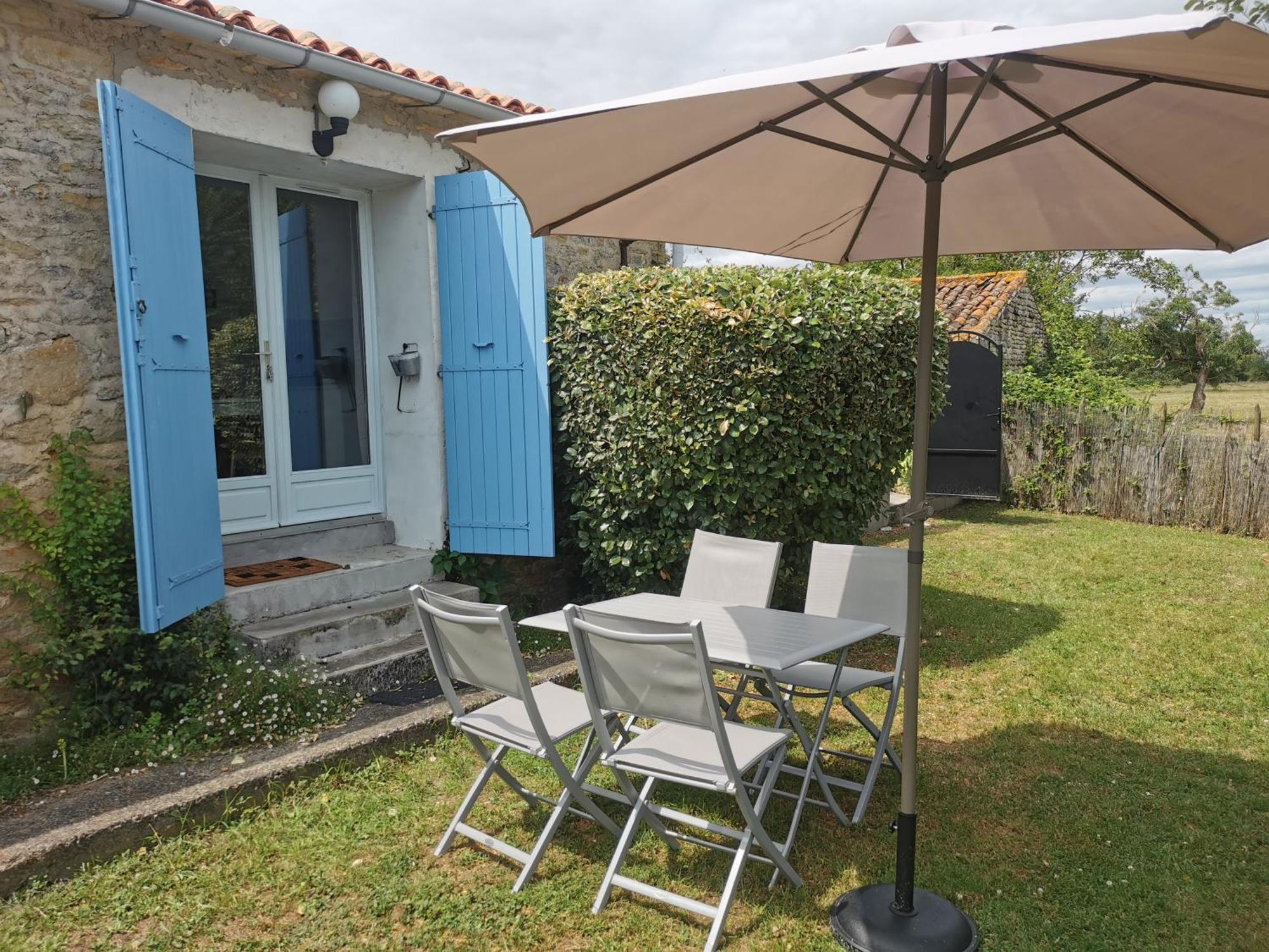 L'Enclos Bleu, Gite - Marais Poitevin Avec Piscine Chauffee Chaille-Les-Marais Ngoại thất bức ảnh
