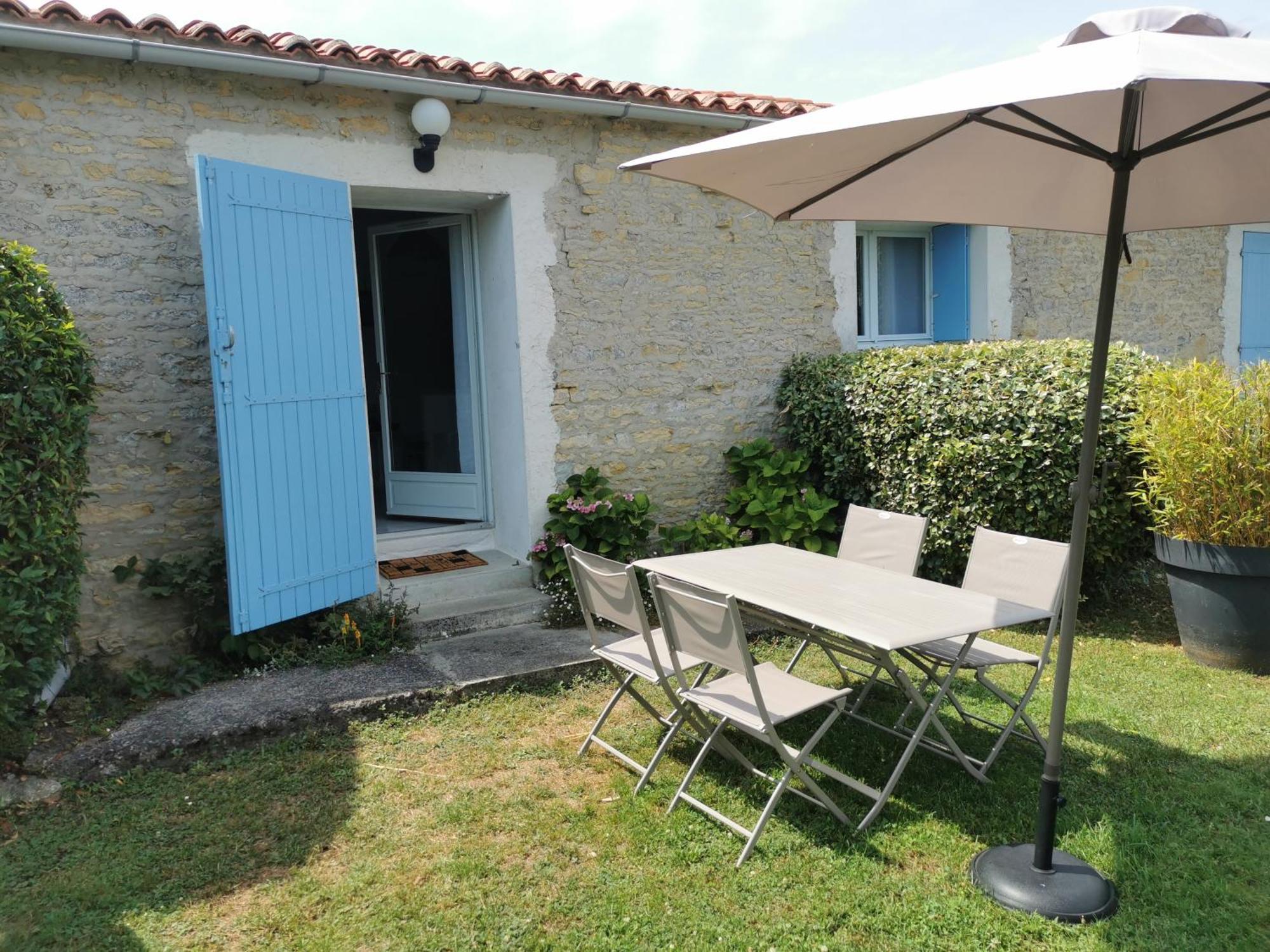 L'Enclos Bleu, Gite - Marais Poitevin Avec Piscine Chauffee Chaille-Les-Marais Ngoại thất bức ảnh