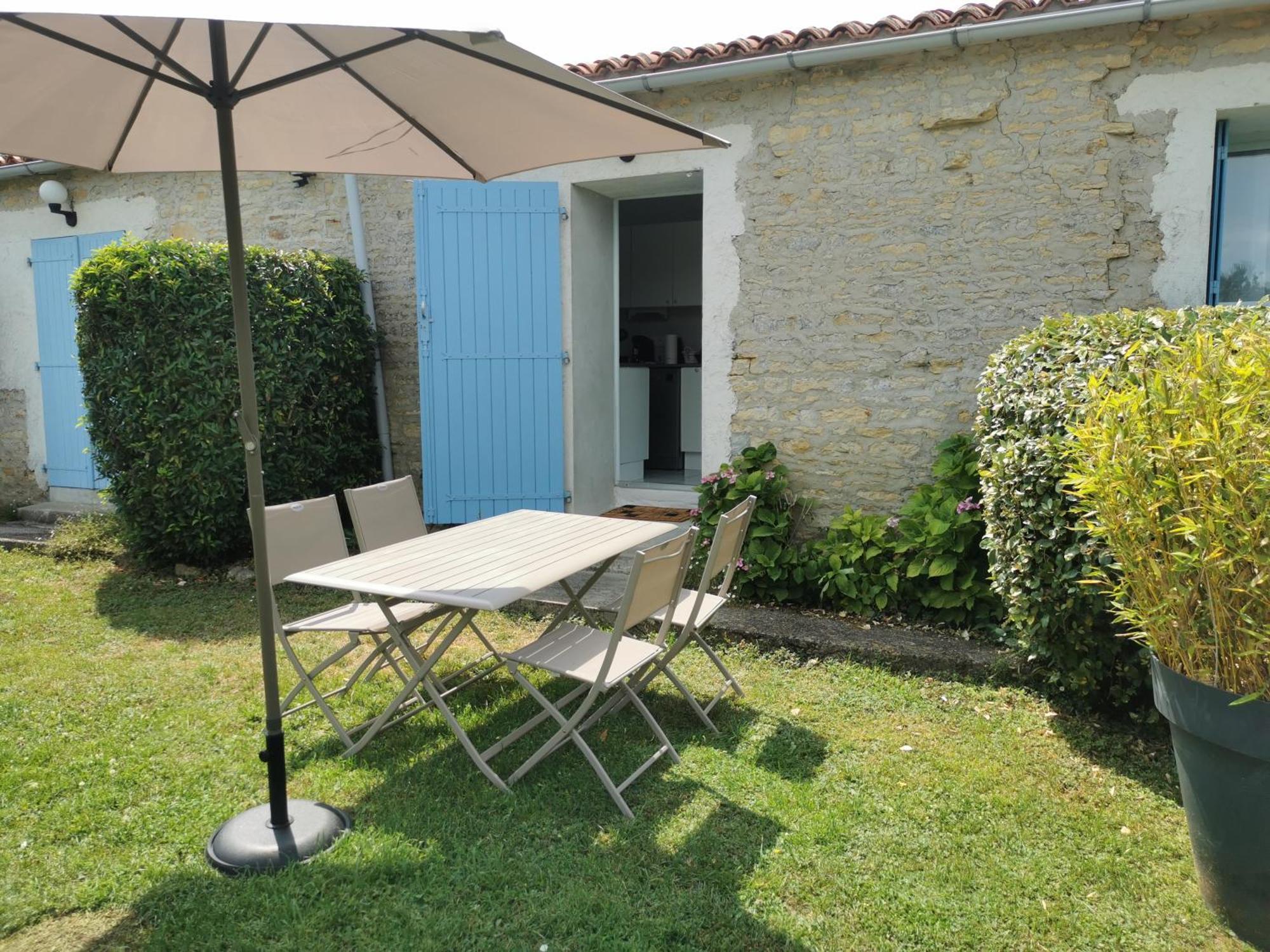 L'Enclos Bleu, Gite - Marais Poitevin Avec Piscine Chauffee Chaille-Les-Marais Ngoại thất bức ảnh