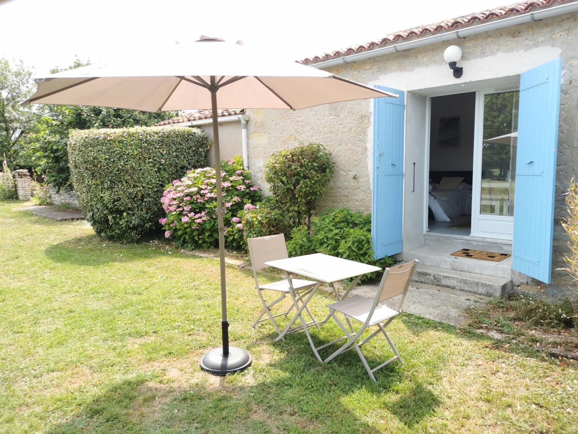 L'Enclos Bleu, Gite - Marais Poitevin Avec Piscine Chauffee Chaille-Les-Marais Ngoại thất bức ảnh