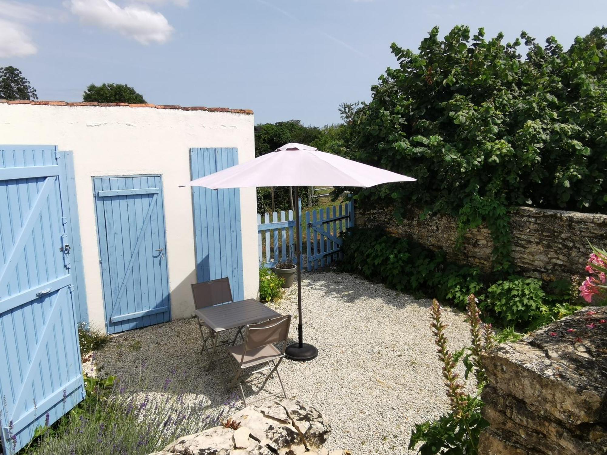 L'Enclos Bleu, Gite - Marais Poitevin Avec Piscine Chauffee Chaille-Les-Marais Ngoại thất bức ảnh
