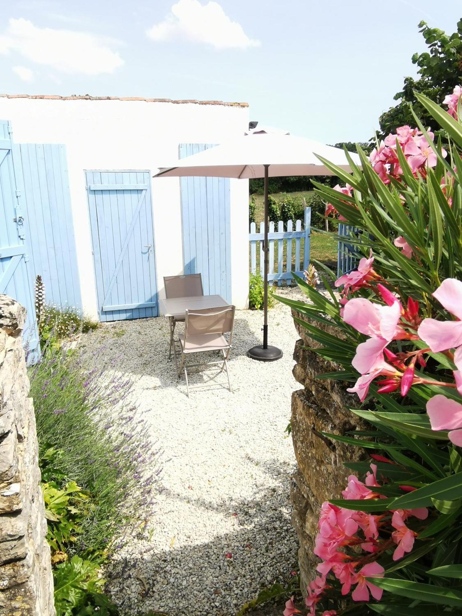 L'Enclos Bleu, Gite - Marais Poitevin Avec Piscine Chauffee Chaille-Les-Marais Ngoại thất bức ảnh